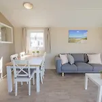 Luttikduin Nr 10 - Aan Zee Шале Каллантсог